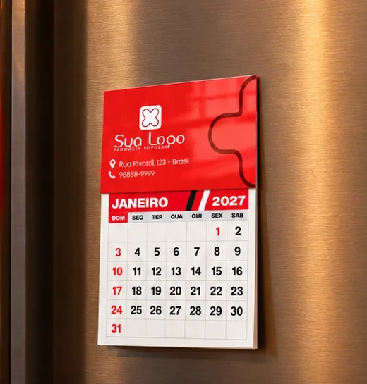 Detalhe de um calendário ímã com cabeçalho vermelho, logo, endereço, telefone e o mês de janeiro de 2027